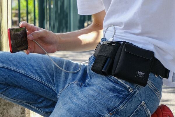 海外クラファン456％達成の話題作！大阪発“モバ充を腰に巻く”スマホ多用旅に最適なスマートポーチを8月19日に販売開始