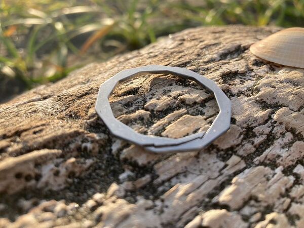 爪を痛めない新感覚のキーリング「KEYROUND」を先行販売！米国特許取得のフラット設計でこじ開ける煩わしさを解消した新製品