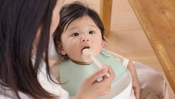 フィーディングのお悩みをサポート！のど突き防止プレート付き「はなまる離乳食スプーン」8月21日発売