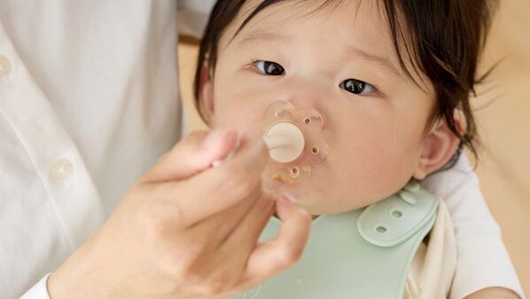 フィーディングのお悩みをサポート！のど突き防止プレート付き「はなまる離乳食スプーン」8月21日発売