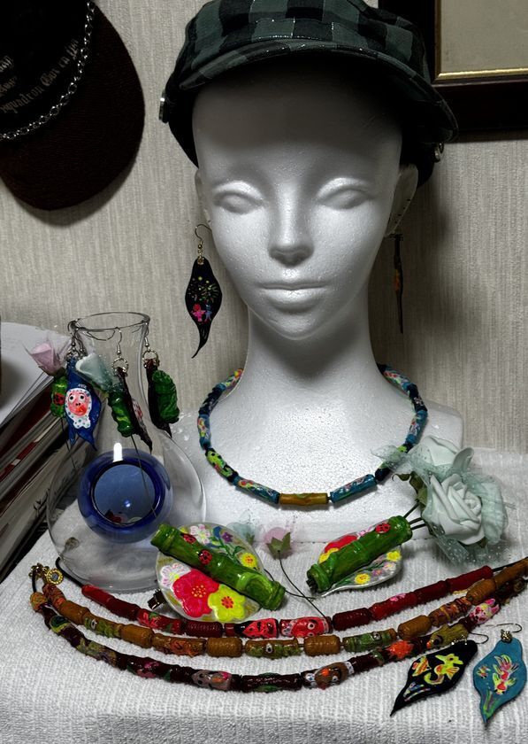 独自開発考案し特許を取得した「革製浮き絵装身具」の企画・製造・販売をするパートナー企業の募集を開始