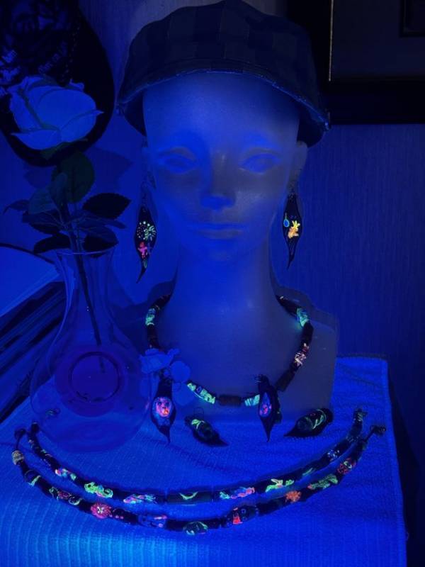 独自開発考案し特許を取得した「革製浮き絵装身具」の企画・製造・販売をするパートナー企業の募集を開始