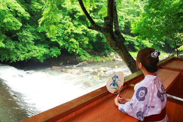 絶景リバービューテラスで乾杯！クラフトビール3種を愉しむ、老舗旅館「鶴井の宿 紫雲荘」の贅沢ステイプランを2025年8月20日より販売開始