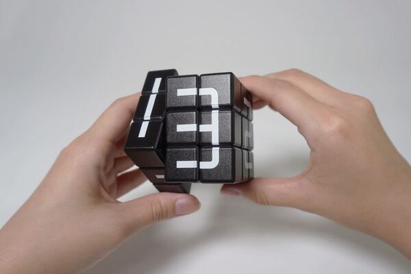 シンプルだけど簡単じゃない？文字をつくるという新しい発想のパズル「モジキューブ」が日本おもちゃ大賞2025ゲーム＆パズル部門の優秀賞を受賞！