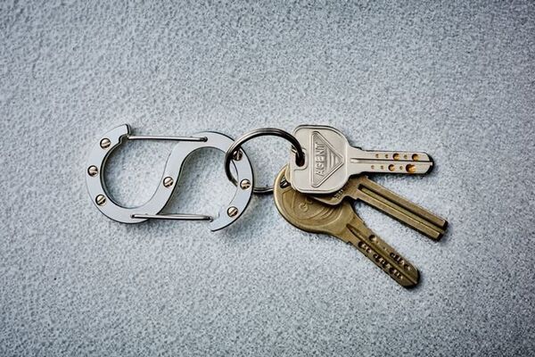 町工場の技術が融合！蓄光×ジュラルミンの光るS字型カラビナ『Dura-glow』8月25日(月)Makuakeで先行予約販売開始！