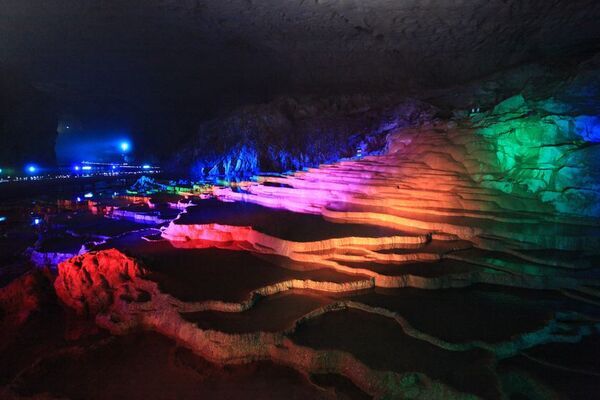 日本最大級の鍾乳洞が幻想的な光と音に包まれる山口県美祢市「秋芳洞」で年末年始限定のカラーライトアップイベントを開催！