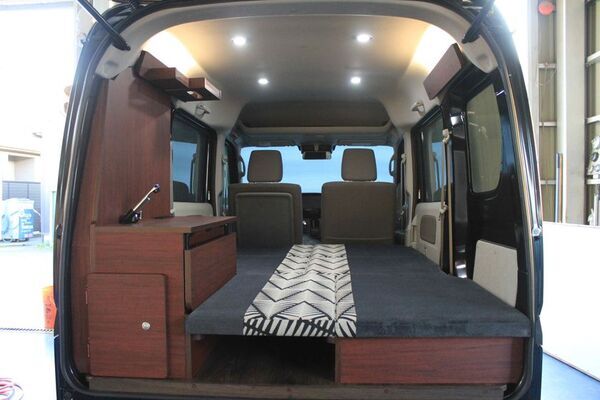 自動車販売店で“自社組み立て”可能に　CARisma-JAPAN、軽キャンピングカー「TINY」キット販売スタート