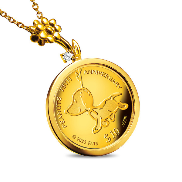 デビュー当時のスヌーピーがうつされた「純金の金貨」が、高級感あふれる宝飾ペンダントになりました！