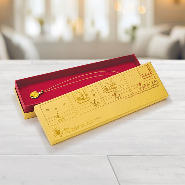 デビュー当時のスヌーピーがうつされた「純金の金貨」が、高級感あふれる宝飾ペンダントになりました！