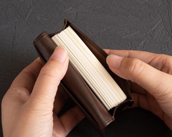 最大100枚の名刺を収納！「営業職に贈る大容量名刺入れ」、累計販売個数10,000個突破記念　新バージョンを2025年10月に発売予定