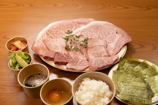 高級黒毛和牛セット3,960円1本勝負の牝牛専門店「高級和牛焼肉ドロンパ」(福岡市博多区・東比恵)がリニューアル！