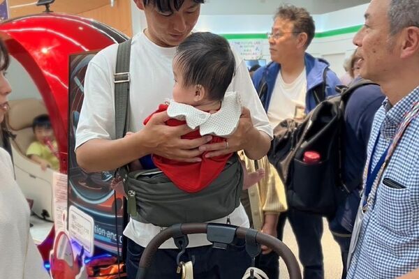 子育て世帯の登園前検温ストレスを軽減　抱っこするだけで体温測れるバッグ、大阪・関西万博で試着体験