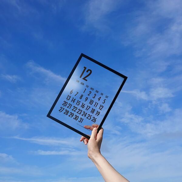 透明素材を活かした「文字だけが浮かぶカレンダー」9/1発売　再生材100％使用　環境に配慮したもの選びを日常に