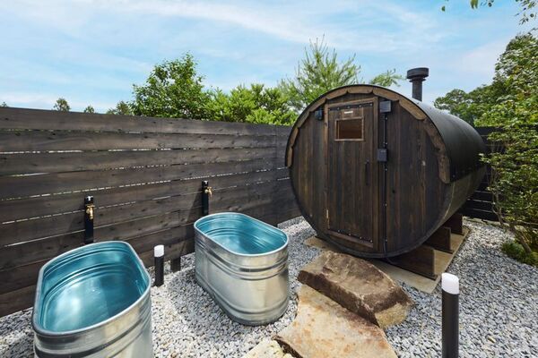 心ほどける日本庭園1組限定の貸切宿「ＳＨＥＬＴＥＲ．道志」地域とつながるウェルカムワイン10月限定プレゼント企画開催！