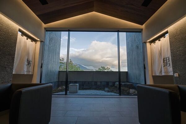 羊蹄山を望む絶景露天風呂とサウナを備えた「ゆころ温泉」　2025年9月8日ニセコひらふにプレオープン！株式会社中山眞琴アーキテクツ設計による高級感あふれる公衆温泉が誕生