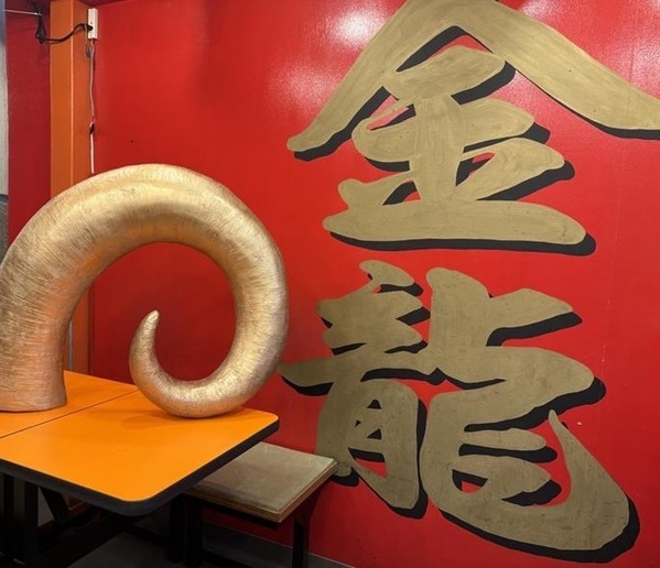 大阪・関西万博オーストラリアパビリオンのオフィシャルパートナー／オージー・ラムの生産者団体「MLA」と、大阪・なんば「金龍ラーメン」のコラボで金龍ラーメンが「金羊（きんひつじ）ラーメン」に