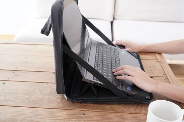 日常の“ちょっとした不便”を解決する15.6～16インチのPCに対応した「そのまま使えるPCケース」を9月11日(木)より発売