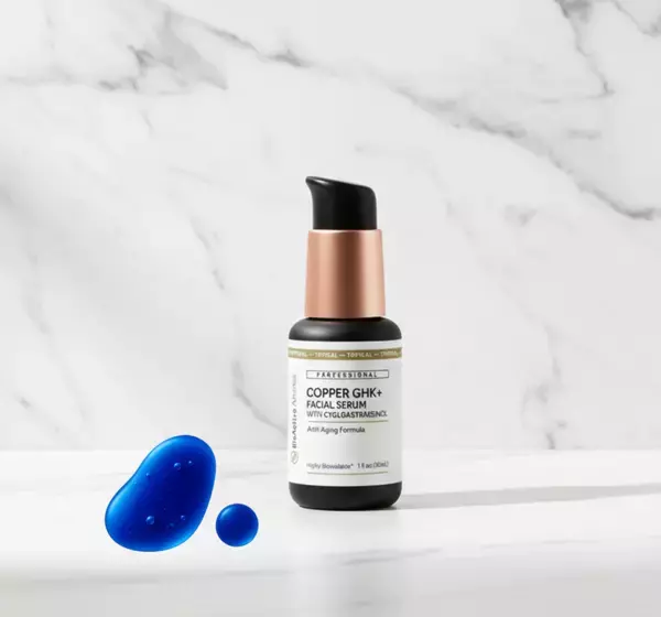 新技術ペプチド美容液、“青い一滴“ついに上陸。GHK-Cu×次世代最高峰ブレンドが、“補う“から“働きかける肌“の時代を切り拓く。