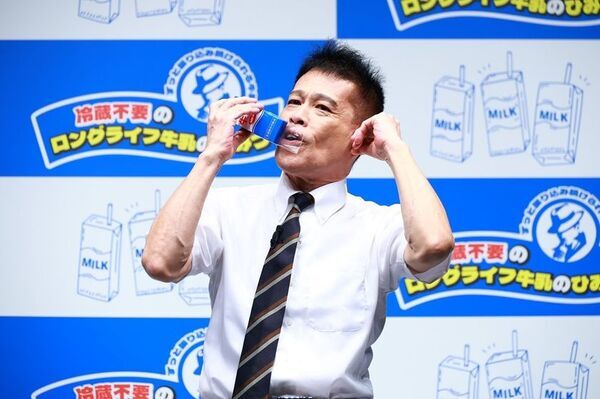 柳沢慎吾さんが“張り込み現場”を再現！常温で持ち運びできるロングライフ牛乳の魅力を楽しく発信