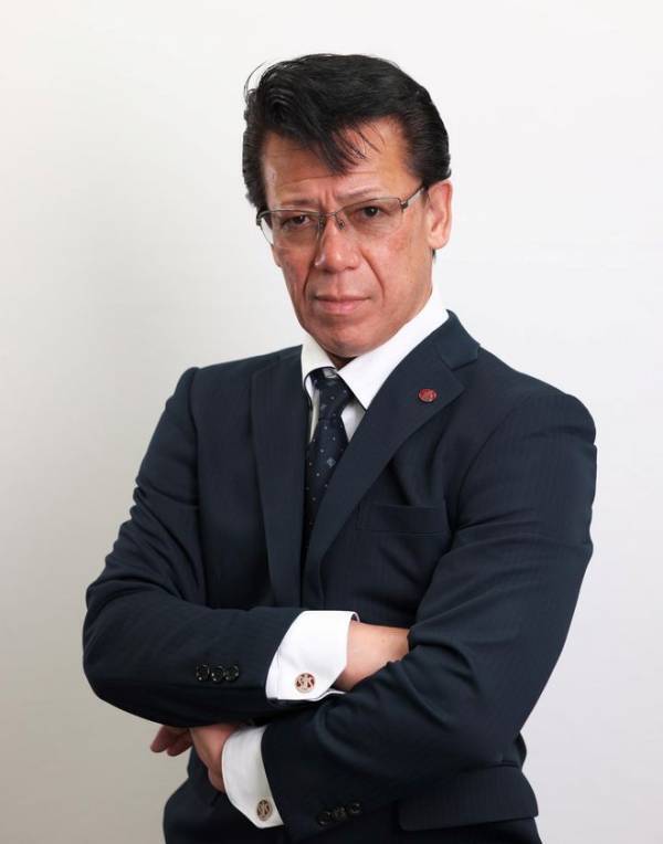 柳沢慎吾さんが“張り込み現場”を再現！常温で持ち運びできるロングライフ牛乳の魅力を楽しく発信