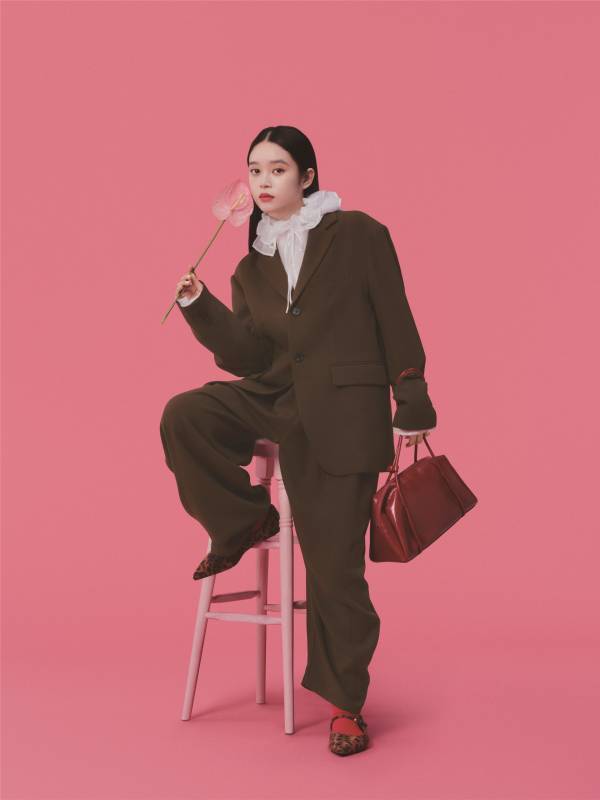 高石あかり、「ローリーズファーム」アンバサダーに就任！「着、努、愛、楽。」4つの感情を演じ分ける動画公開。愛犬に癒されたり、PC仕事に打ち込んだり…日常でのリアルな一幕を表現。挑戦したいことや今頑張っていること語るインタビュー＆メイキング動画も。