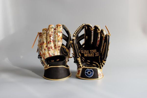 東京の奈良まほろば館(新橋)で、逢香氏による水墨画ワークショップや奈良町に関するイベント、野球グローブの革でペンケースをつくるイベントを実施