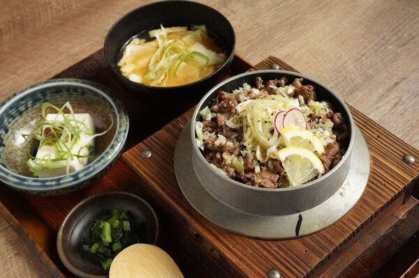 湯畑一望の新スポット「釜めし まんてん」2号店を9/11に開業！草津最大級85席で「席不足」「待ち時間」の悩みを解消