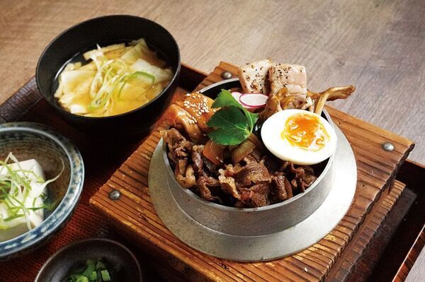 湯畑一望の新スポット「釜めし まんてん」2号店を9/11に開業！草津最大級85席で「席不足」「待ち時間」の悩みを解消