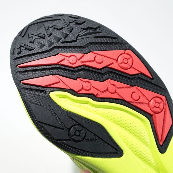 子どものための靴「瞬足」から雨の日も快適、滑りに配慮した靴底の防水モデルが登場　防滑性が求められるプロ向け厨房シューズを参考にした靴底を採用