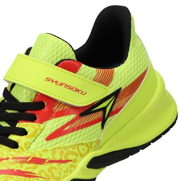 子どものための靴「瞬足」から雨の日も快適、滑りに配慮した靴底の防水モデルが登場　防滑性が求められるプロ向け厨房シューズを参考にした靴底を採用