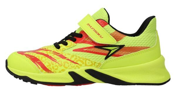 子どものための靴「瞬足」から雨の日も快適、滑りに配慮した靴底の防水モデルが登場　防滑性が求められるプロ向け厨房シューズを参考にした靴底を採用