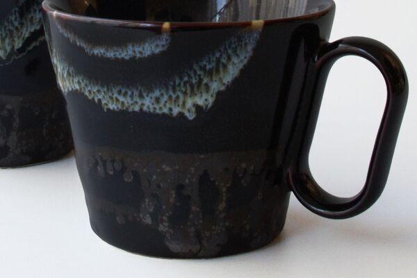 「生涯を添い遂げるマグ 小峰焼 八衛門窯 ブラック」が9月18日販売開始　八衛門窯との取り組みで製品化