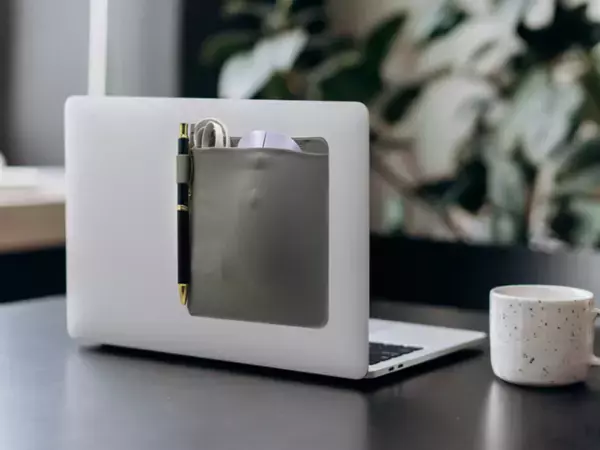 ノートPCにピタッ！スマートに小物を持ち運べる“ピタッと貼るポケット”新登場