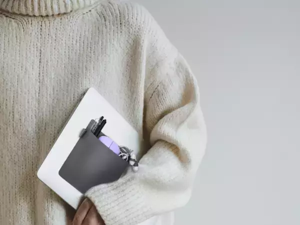 ノートPCにピタッ！スマートに小物を持ち運べる“ピタッと貼るポケット”新登場