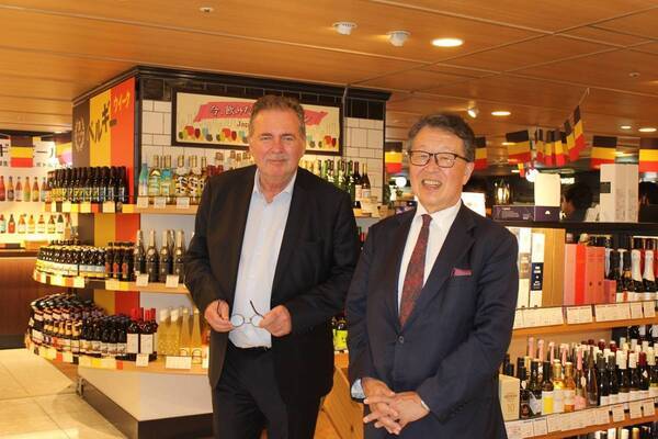 あべのハルカス近鉄本店「ベルギーウイーク」にブリュッセル首都圏政府首相ルディ・ヴォルヴォールト氏が来店