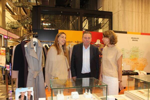 あべのハルカス近鉄本店「ベルギーウイーク」にブリュッセル首都圏政府首相ルディ・ヴォルヴォールト氏が来店