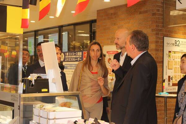 あべのハルカス近鉄本店「ベルギーウイーク」にブリュッセル首都圏政府首相ルディ・ヴォルヴォールト氏が来店