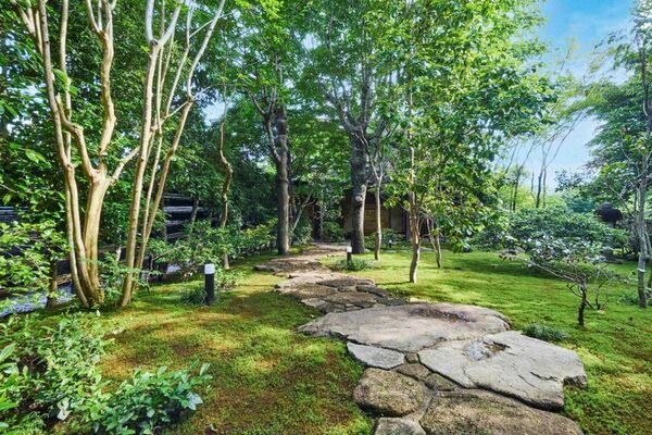 「紅葉が織りなす絶景と芸術の建築美」1組限定の貸切宿ＳＨＥＬＴＥＲ．道志『Instagramフォロー＆公式HP予約でサウナ・焚火楽しみ放題！限定キャンペーン』