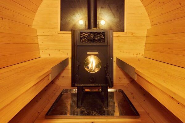 「紅葉が織りなす絶景と芸術の建築美」1組限定の貸切宿ＳＨＥＬＴＥＲ．道志『Instagramフォロー＆公式HP予約でサウナ・焚火楽しみ放題！限定キャンペーン』