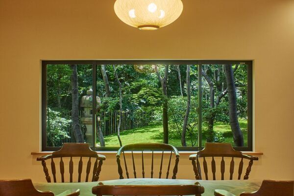 「紅葉が織りなす絶景と芸術の建築美」1組限定の貸切宿ＳＨＥＬＴＥＲ．道志『Instagramフォロー＆公式HP予約でサウナ・焚火楽しみ放題！限定キャンペーン』