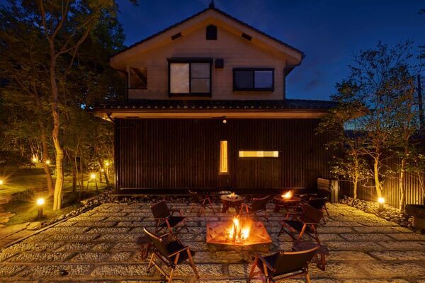 「紅葉が織りなす絶景と芸術の建築美」1組限定の貸切宿ＳＨＥＬＴＥＲ．道志『Instagramフォロー＆公式HP予約でサウナ・焚火楽しみ放題！限定キャンペーン』