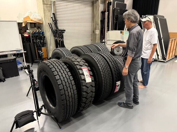 株式会社ヨロズ物流と大阪芸術大学写真学科による産学連携プロジェクト　チャオヤントラックタイヤの広告ビジュアルを制作！！～アルミホイールは花魁Japanとコラボレーション～