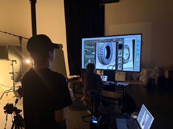 株式会社ヨロズ物流と大阪芸術大学写真学科による産学連携プロジェクト　チャオヤントラックタイヤの広告ビジュアルを制作！！～アルミホイールは花魁Japanとコラボレーション～