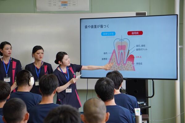 日本体育大学医療専門学校 歯科衛生コースの学生、北海道・日本体育大学附属高等支援学校にて歯磨き実習を実施