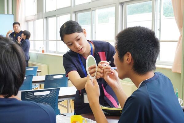 日本体育大学医療専門学校 歯科衛生コースの学生、北海道・日本体育大学附属高等支援学校にて歯磨き実習を実施