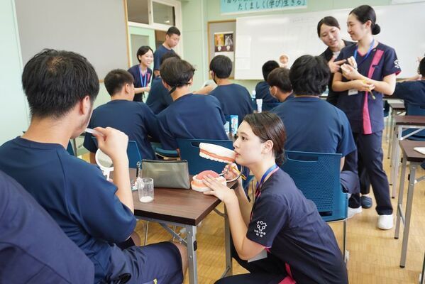 日本体育大学医療専門学校 歯科衛生コースの学生、北海道・日本体育大学附属高等支援学校にて歯磨き実習を実施