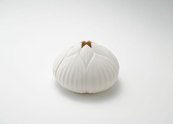 繊細で柔らかな世界を白磁で生み出す 陶芸家・若杉聖子による個展「若杉聖子の具足展」を9月27日(土)より開催