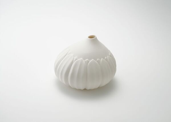 繊細で柔らかな世界を白磁で生み出す 陶芸家・若杉聖子による個展「若杉聖子の具足展」を9月27日(土)より開催