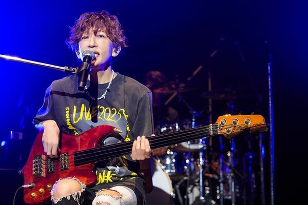 ヴォーカリストTETSUYA、ベーシストtetsuyaを同時に魅せた2025年10月3日開催の誕生日ライヴレポートが到着！