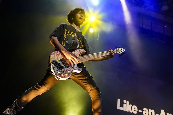 ヴォーカリストTETSUYA、ベーシストtetsuyaを同時に魅せた2025年10月3日開催の誕生日ライヴレポートが到着！